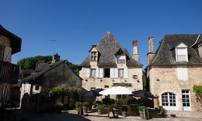 Turenne House | Charming Romantic Petit Chateau - all inclusive - in Turenne Centre