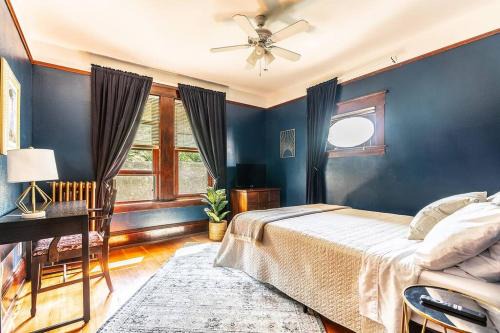 Broadway House | Charming Room in Historic BnB with Parking - Rm 5