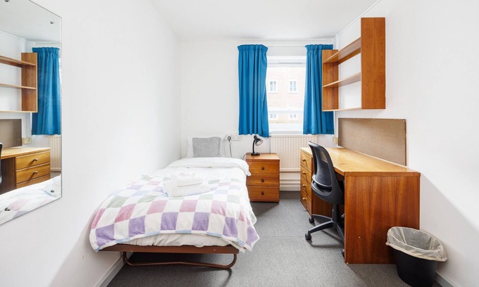 Bramcote Apartment | Charming Room Near Highfields Park