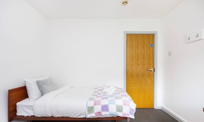 Bramcote Apartment | Charming Room Near Highfields Park