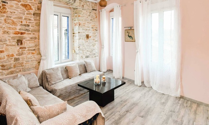 Mitilinii Apartment | Charming Samos Escape with Jacuzzi and Private Balcony