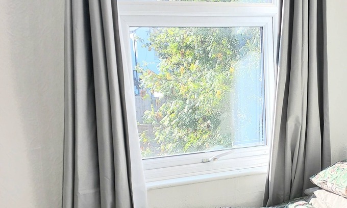 Tottenham Bed & Breakfast | Charming Single Bedroom Ensuite London.