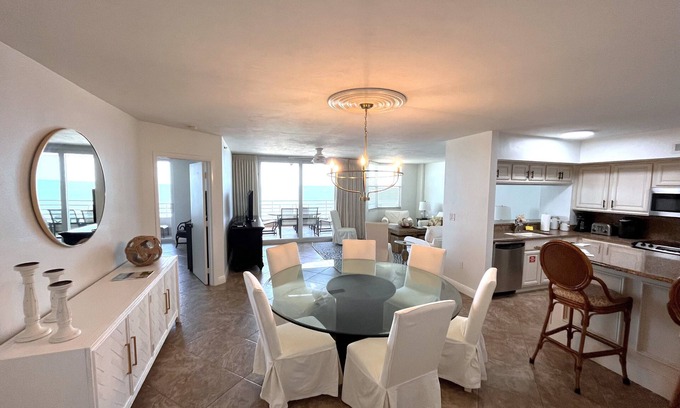 Marco Island Condo | Charming Somerset 711, 3-Bedroom Beachfront!