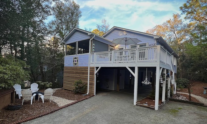 Emerald Isle Cottage | Charming Soundside Home including Golf Cart, Kayaks, Bikes & Linens-Emerald Isle