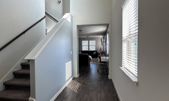Kyle House | Charming Spacious 4-bedroom house 20 mins from Airport