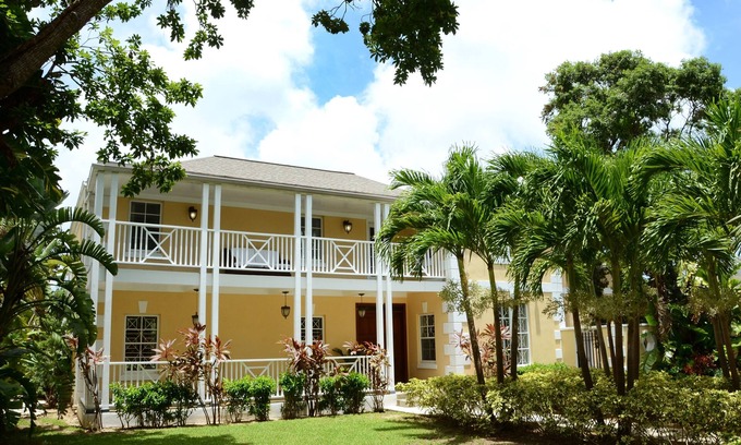 Nassau House | Charming Spacious Bahamian Home