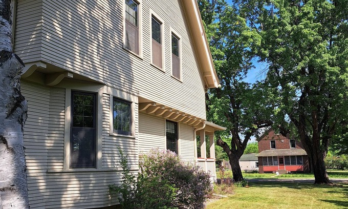 Pine River House | Charming, Spacious Craftsman in Lakes Country! Short walk to beach/park/food