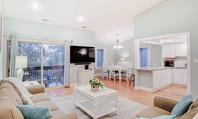 South Beach Condo | Charming & Spacious Getaway w/a Furnished Balcony, Fast WiFi, & Full Kitchen