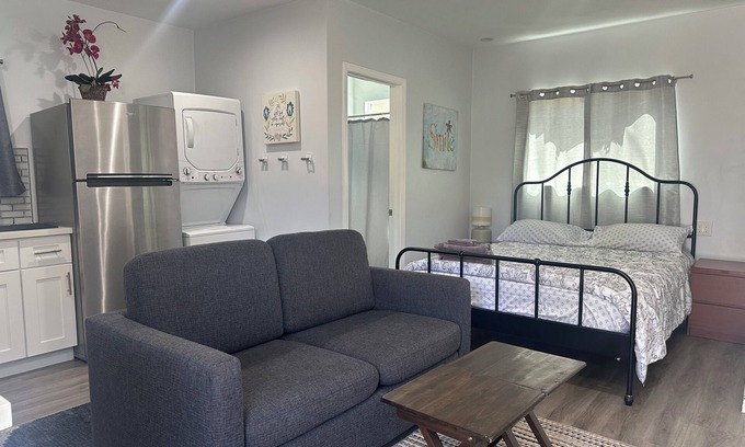 Burbank House | Charming stand alone guest house in Pleasant Burbank with AC