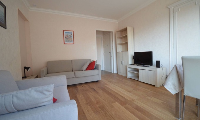 Riou - Petit Juas - Av de Grasse Apartment | Charming Stanislas Studio with Wi-Fi and Air Conditioning