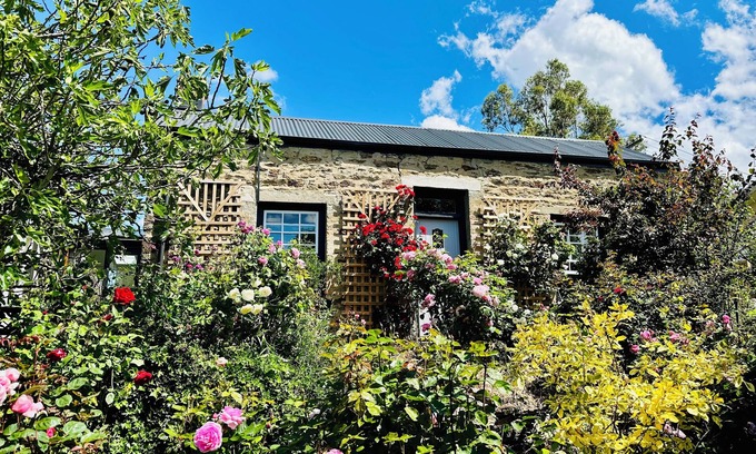 Roxburgh Cottage | Charming Stone Cottage: Your Idyllic Retreat Awaits!