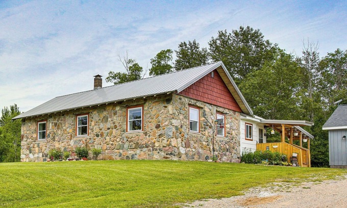 Marion Cottage | Charming Stone Cottage in Marion w/Fire Pit!