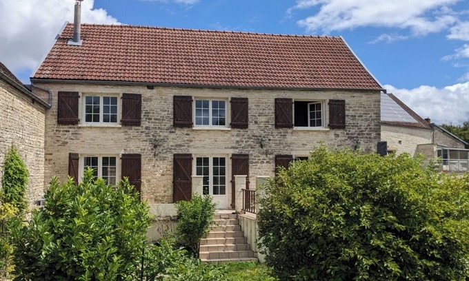 Gye-sur-Seine House | Charming stone house along the Seine in the heart of the Champagne vineyards