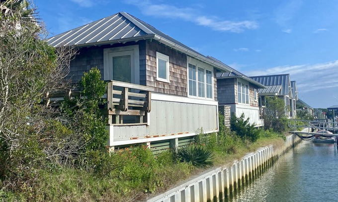 Bald Head Island Apartment | Charming Studio/Cottage in Marina BHI & Shoals Club Available
