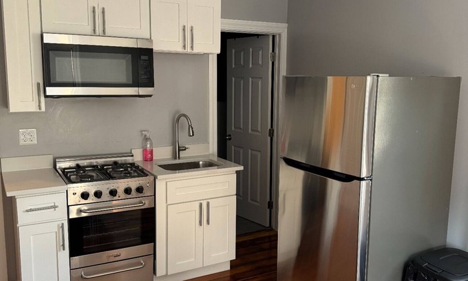 Salem Apartment | Charming studio apartment in lovely down town Salem with WiFi & Cable