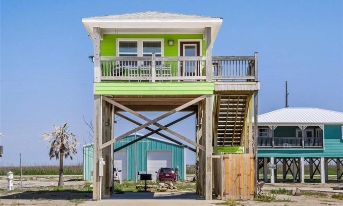Holly Beach House | Charming Studio house with WiFi & AC in brilliant Holly Beach, La