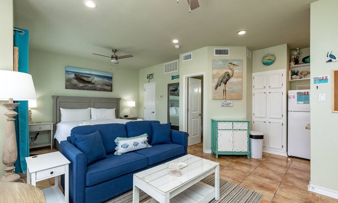 Corpus Christi Condo | Charming Studio Walking Distance to Beach Inviting You to The Coast to Relax!