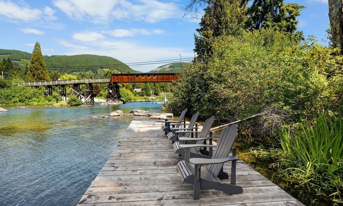 Lake Cowichan Hotel | Charming Suite at Riverside Boutique Motel - Cedar