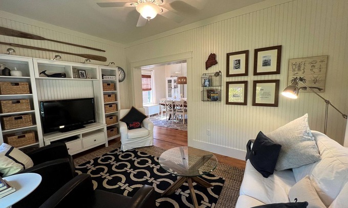 Wells Cottage | Charming Summerscape Cottage, 5 Minutes to Beaches, Restaurants, and Groceries