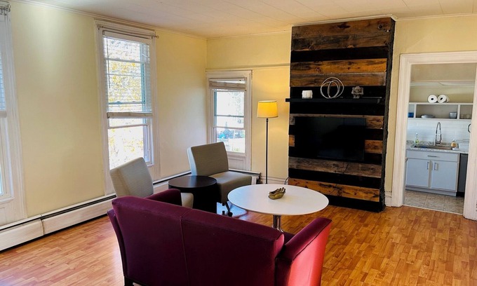 Watervliet Apartment | Charming, Sunny and Spacious 2-bedroom Flat in Heart of Capitol Region