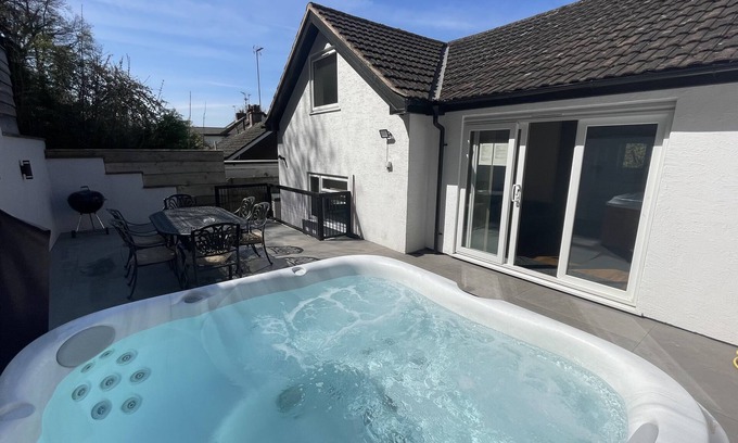 Monmouth Cottage | Charming Three Bedroomed Property With Hot Tub close to Monmouth town centre