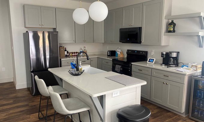 Bridgewater House | Charming townhome near Bridgewater, JMU, Wineries, Harrisonburg & Massanutten.