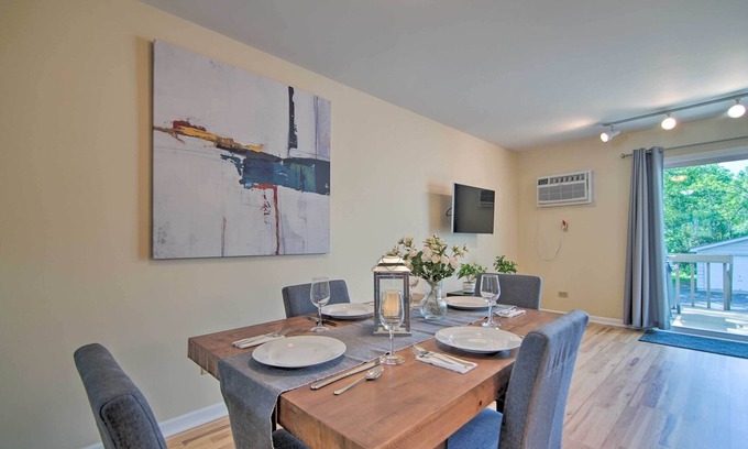 Gurnee House | Charming Townhome < 6 Mi Lake Michigan Beach!
