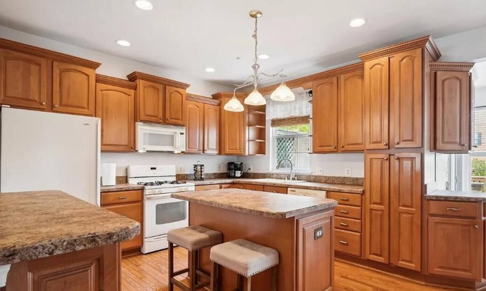 Edgewater House | Charming townhome in awesome Edgewater, MD
