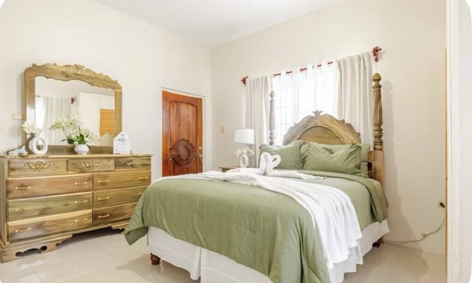 Runaway Bay House | Charming townhouse in fantastic Runaway Bay with a seaview balcony.