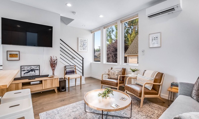 Wallingford House | Charming townhouse with soothing view, full kitchen, deck, & W/D - golf nearby