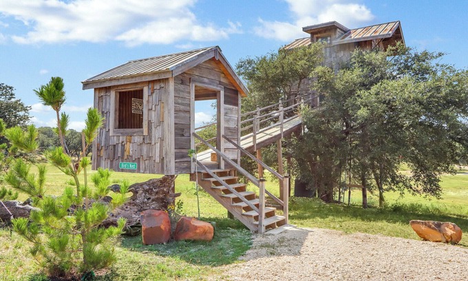 Lampasas Cabin | Charming Treehouse Stay Near Lake & Stargazing