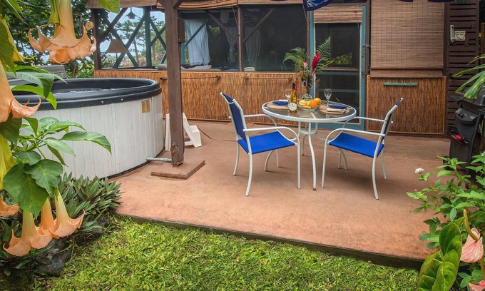 Honaunau-Napoopoo Apartment | Charming Tropical Hideaway, Best Snorkeling, Pool, Hot Tub