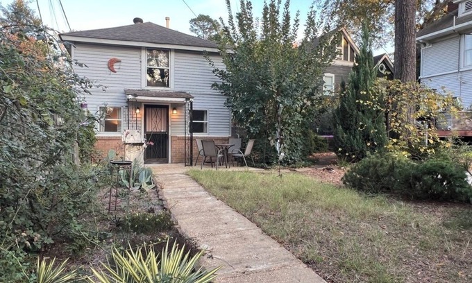 Central Gardens House | Charming two bedroom Central Gardens carriage house in amazing Memphis