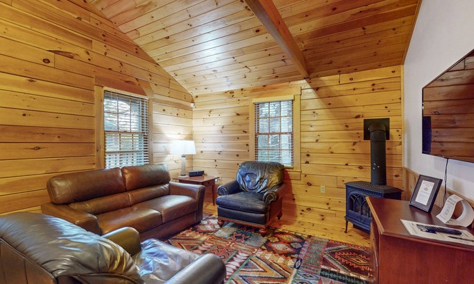 Northport Cabin | Charming two-bedroom dog-friendly cabin w/firepit, near outside activities
