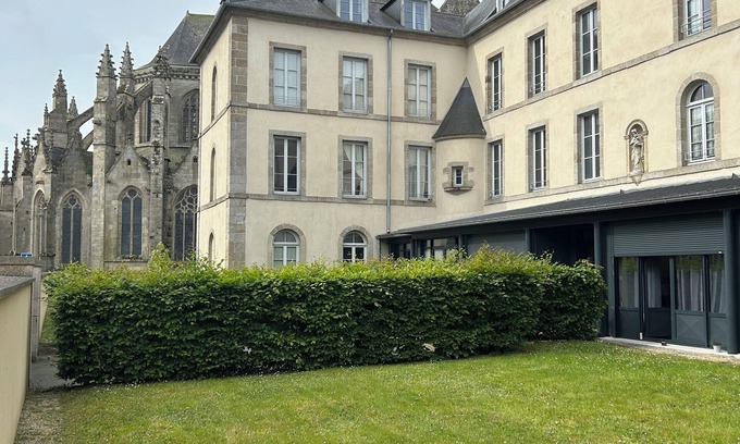 Dinan Apartment | Charming, unusual studio in the historic heart of Dinan 2/personnes