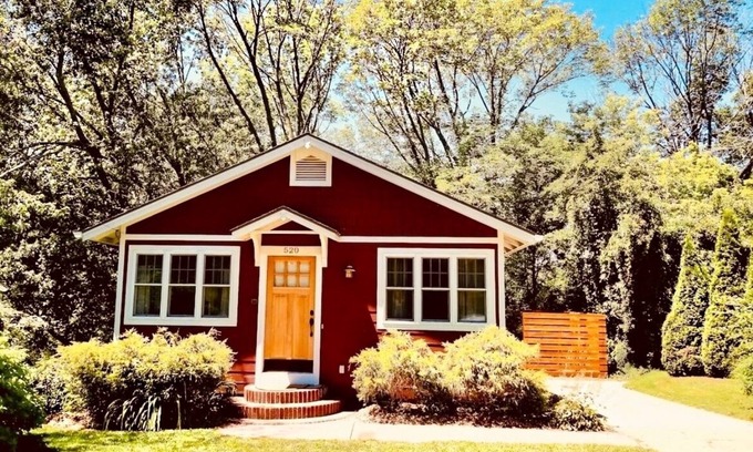 Saugatuck House | Charming, Updated Cottage On Hillside In Saugatuck