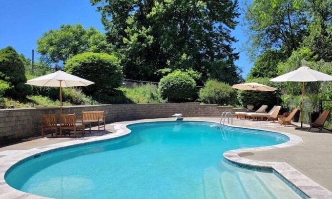 Poughkeepsie House | Charming Vacation House w/Pool & HotTub