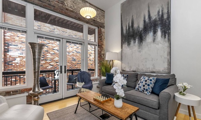 Downtown Victoria Condo | Charming Victoria loft in Downtown, parking inc, clean