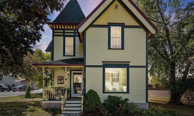 Fairbank House | Charming Victorian 4-bedroom, 2-bathroom house in Fairbank, IA, sleeps 8.
