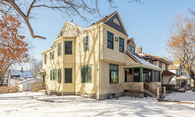 West Side House | Charming Victorian 5-bedroom house -fully updated- in marvelous Saint Paul