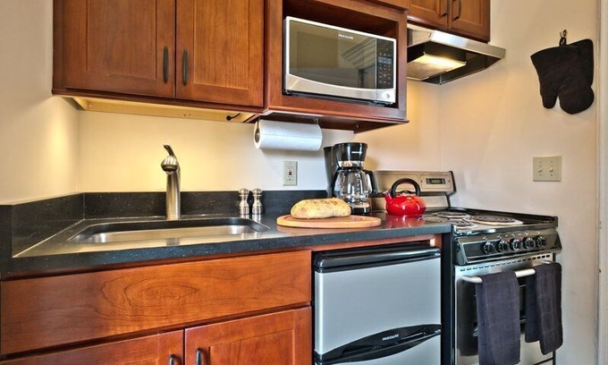 Parkside Apartment | Charming Victorian Studio in Portland's Downtown Art District