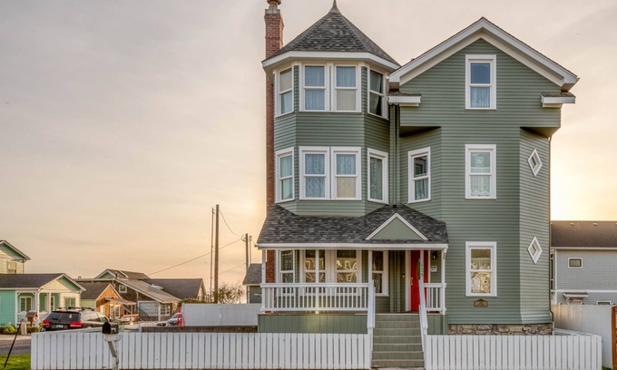 Newport House | Charming Victorian style home, amazing views, walk to the beach and restaurants