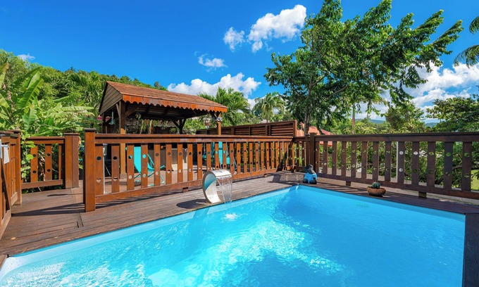 Pointe-Noire House | Charming villa in a quiet area with Jacuzzi and tropical garden, without vis-à-vis
