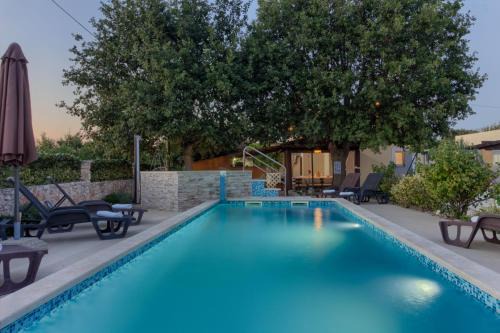 Sisan Villa | Charming villa Nera with pool and hydromassage near the beach