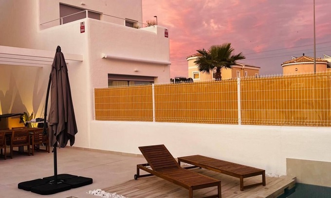 Elche Villa | Charming villa with outside pool and rooftop terrace in San Fulgencio