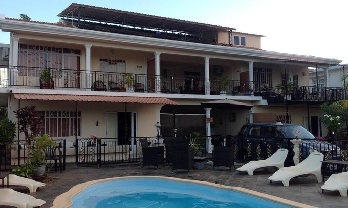 Flic-en-Flac Villa | Charming villa with swimming pool 5 minutes from the beach and shops