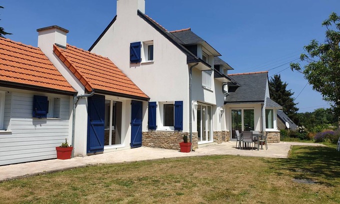 Tregastel House | Charming Villa with Free WIFI, Garden, 700m from Beach - Trégastel