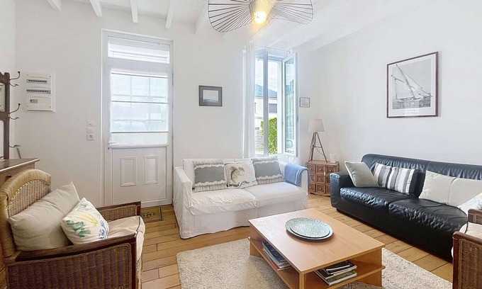 Jullouville House | Charming Villa with Garden, Steps to Beach, Near Town, Free WiFi