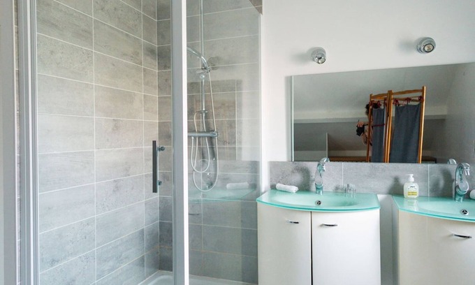 Domarin Villa | Charming villa with pool and BBQ, 1 min from Bourgoin-jallieu