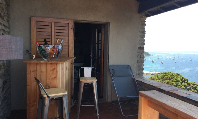 Ile du Levant House | Charming waterfront home